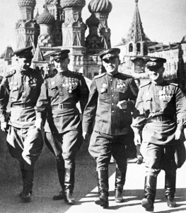 Герои Советского Союза летчики А.И. Покрышкин (второй слева), Г.А. Речкалов (в центре) и Н.Д. Гулаев (справа) на Красной площади.