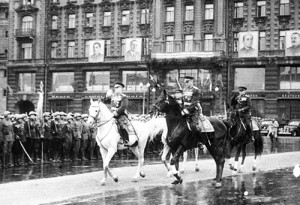 Маршал Советского Союза Г.К. Жуков приветствует войска, принимающие участие в Параде Победы.