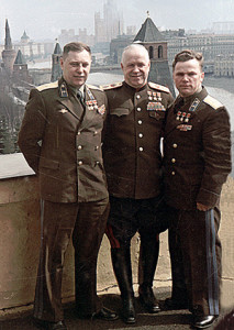 Трижды Герои Советского Союза Г.К. Жуков (в центре), генерал-майоры авиации А.И. Покрышкин (слева) и И.Н. Кожедуб (справа). 1957 г.