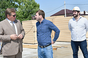 В.И. Борзенко с представителями подрядной организации.
