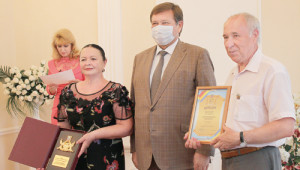 В.И. Борзенко вручил Галине Даниловне и Михаилу Павловичу Астапенко знак Губернатора Ростовской области «Во благо семьи и общества».