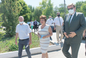 В.И. Борзенко, Л.В. Федотова, А.В. Кузнецов (справа налево) в ходе проверки работы на объектах в Аксайском районе.