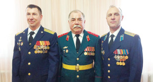 Глава семьи С.А. Смирнов со своими сыновьями Александром (слева), Константином (справа).