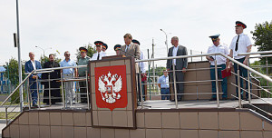 Глава Администрации района В.И. Борзенко (в центре) поздравил военнослужащих и ветеранов Донского спасательного центра.