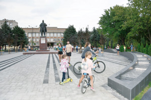 Обновленная площадь Ленина встречает горожан.