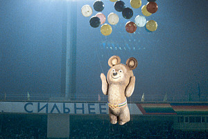 Восьмиметровый Мишка – талисман XXII летних Олимпийских игра – в воздухе во время церемонии закрытия.