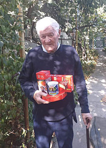 Иван Елизарович Киргин (г. Аксай) с подарками ко Дню пожилого человека.